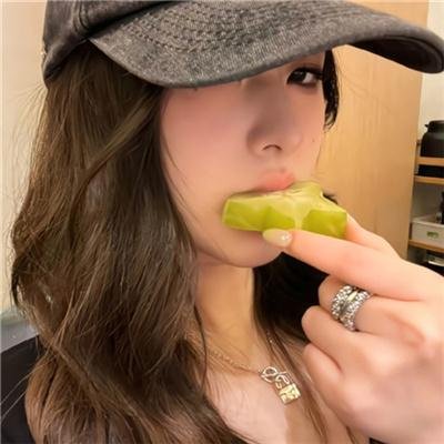 举杯畅饮的姐姐们